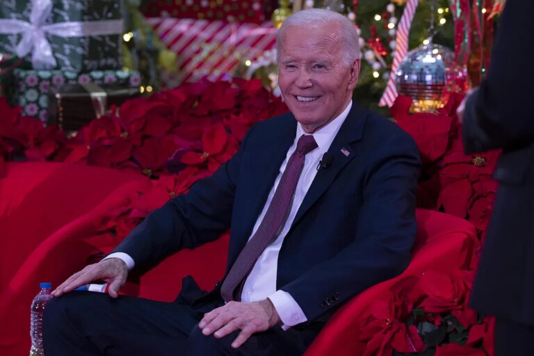 Biden firma la ley de presupuestos que evita un cierre del Gobierno