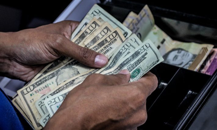 El dólar oficial comenzó la semana en alza El dólar oficial comenzó la semana en alza