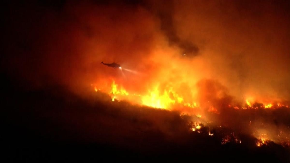 Imágenes aéreas de los bomberos combatiendo un incendio cerca de Los Ángeles Imágenes aéreas de los bomberos combatiendo un incendio cerca de Los Ángeles