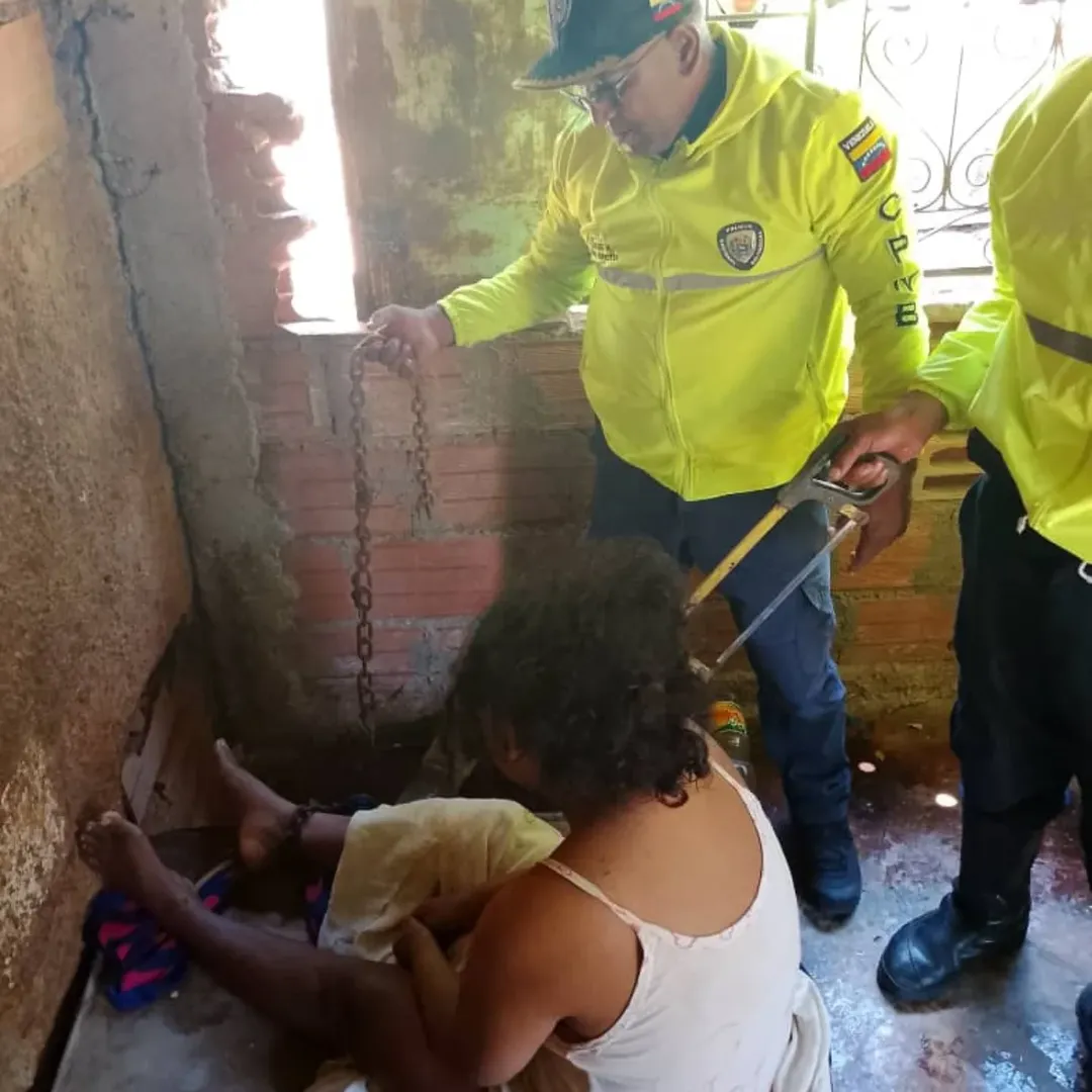 Rescatan a una mujer que mantenían encadenada y era explotada sexualmente Rescatan a una mujer que mantenían encadenada y era explotada sexualmente
