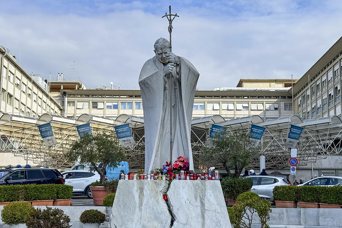 El Papa Francisco se “levanta” y sigue su actividad en el hospital mientras la Pontificia Academia para la Vida advierte frente a los “cuervos” que especulan sobre su salud El Papa Francisco se “levanta” y sigue su actividad en el hospital mientras la Pontificia Academia para la Vida advierte frente a los “cuervos” que especulan sobre su salud