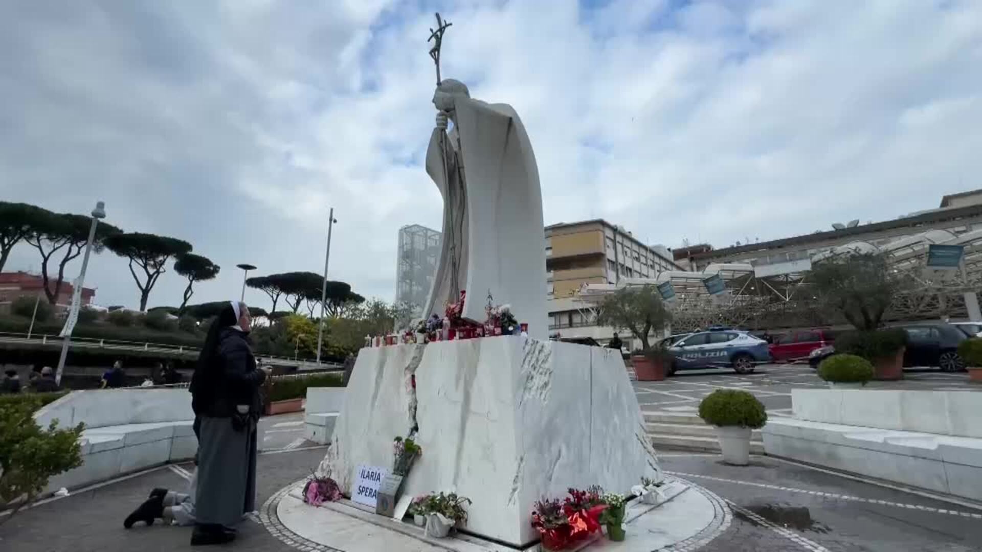 Los fieles improvisan un altar por el papa con flores y velas a las puertas del hospital Los fieles improvisan un altar por el papa con flores y velas a las puertas del hospital