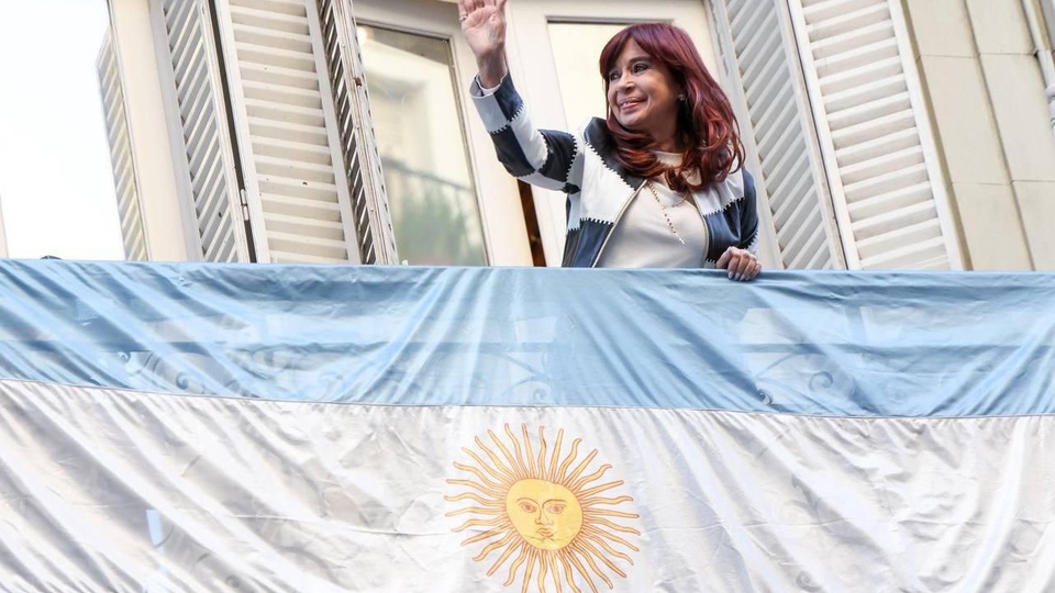 Cuando a Milei le va mal, llega la ayuda de Trump | Estados Unidos sancionó a Cristina Kirchner y a sus hijos con el argumento de la corrupción Cuando a Milei le va mal, llega la ayuda de Trump | Estados Unidos sancionó a Cristina Kirchner y a sus hijos con el argumento de la corrupción