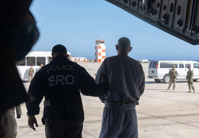 Régimen de Maduro calificó como “crimen de lesa humanidad” deportación de venezolanos a El Salvador Régimen de Maduro calificó como “crimen de lesa humanidad” deportación de venezolanos a El Salvador