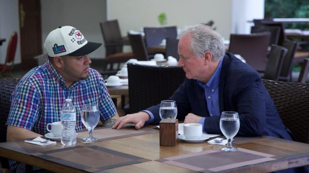 Un senador demócrata se reúne en El Salvador con el deportado por error por Trump y secuestrado por Bukele Un senador demócrata se reúne en El Salvador con el deportado por error por Trump y secuestrado por Bukele