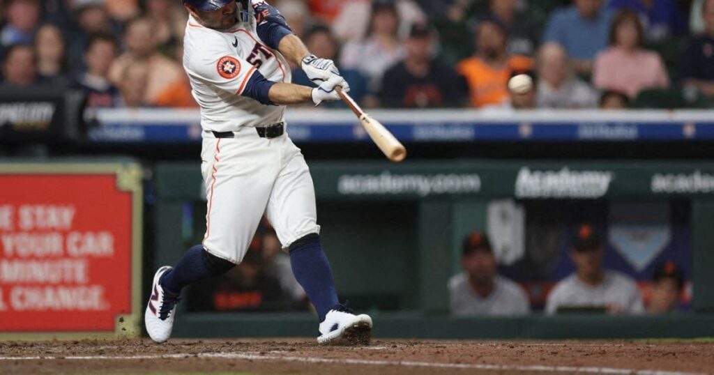 Altuve da jonrón, pero el cubano Yordan Álvarez sigue sin despertar Altuve da jonrón, pero el cubano Yordan Álvarez sigue sin despertar