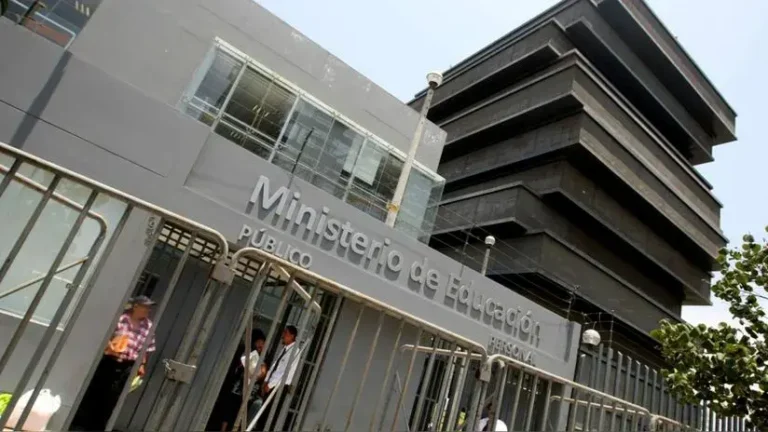 clases en colegios de Lima este lunes serán presenciales y solo una institución las dará en remoto