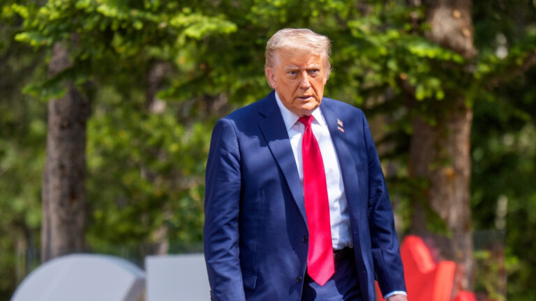 Trump pide la “rendición incondicional” de Irán mientras el conflicto en Oriente Medio empeora