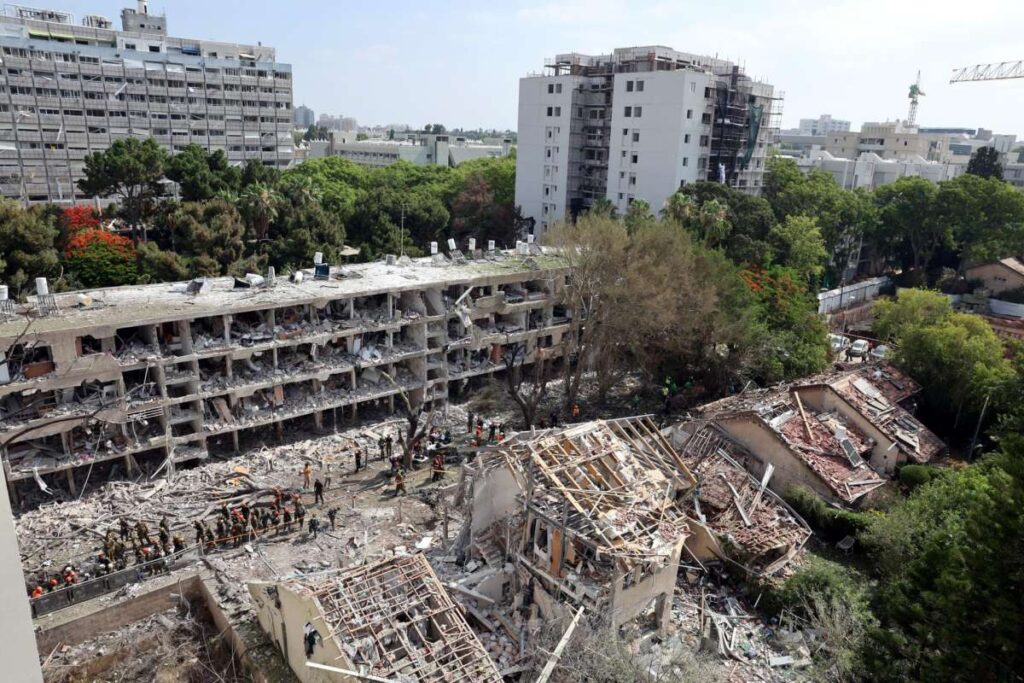 Irán ataca el mayor aeropuerto de Israel y otros objetivos de Tel Aviv como respuesta al bombardeo de EEUU Irán ataca el mayor aeropuerto de Israel y otros objetivos de Tel Aviv como respuesta al bombardeo de EEUU