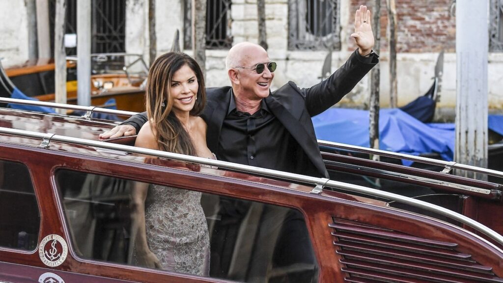 Lauren Sánchez sorprende con su estilo de recién casada antes de partir de Venecia Lauren Sánchez sorprende con su estilo de recién casada antes de partir de Venecia