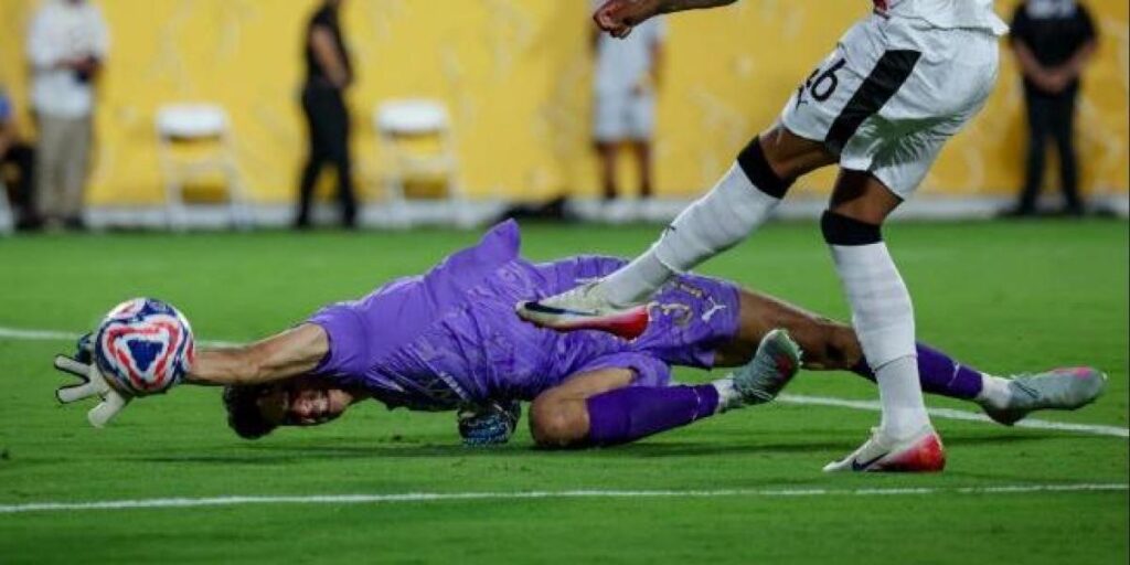 Bono empezó el bochorno del City con la parada de la temporada Bono empezó el bochorno del City con la parada de la temporada