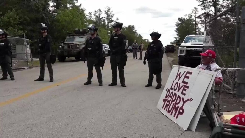 Protestas reciben a Trump durante su visita al centro Alcatraz para migrantes en Florida Protestas reciben a Trump durante su visita al centro Alcatraz para migrantes en Florida