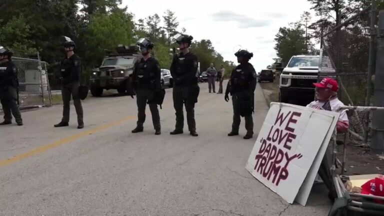 Protestas reciben a Trump durante su visita al centro Alcatraz para migrantes en Florida